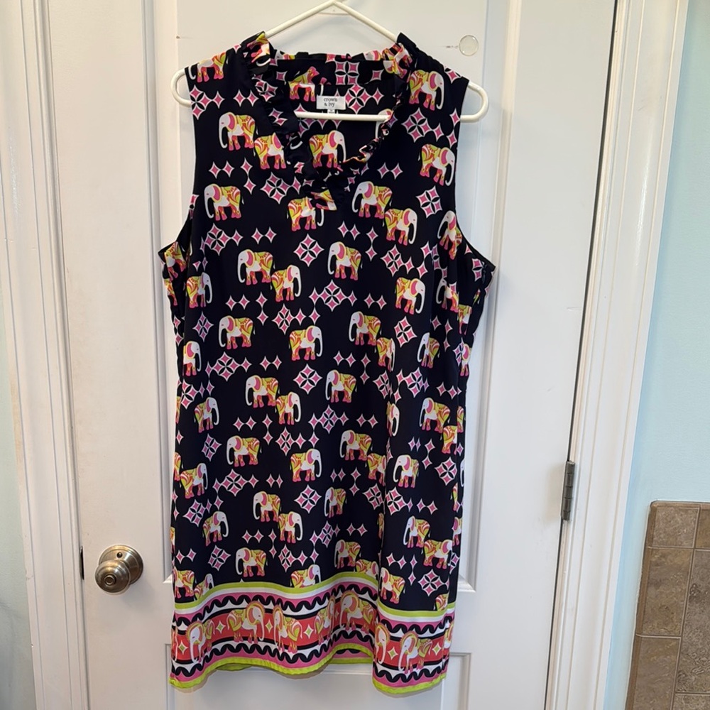 Crown and Ivy Women’s shift dress. Size 14.
